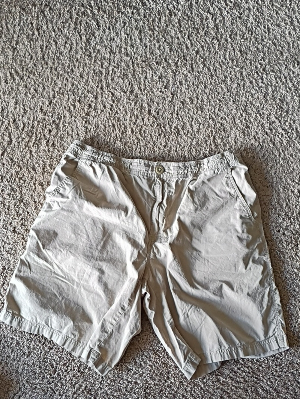 Columbia Men's Light Khaki Flat-Front Casual Shorts .Size 40.